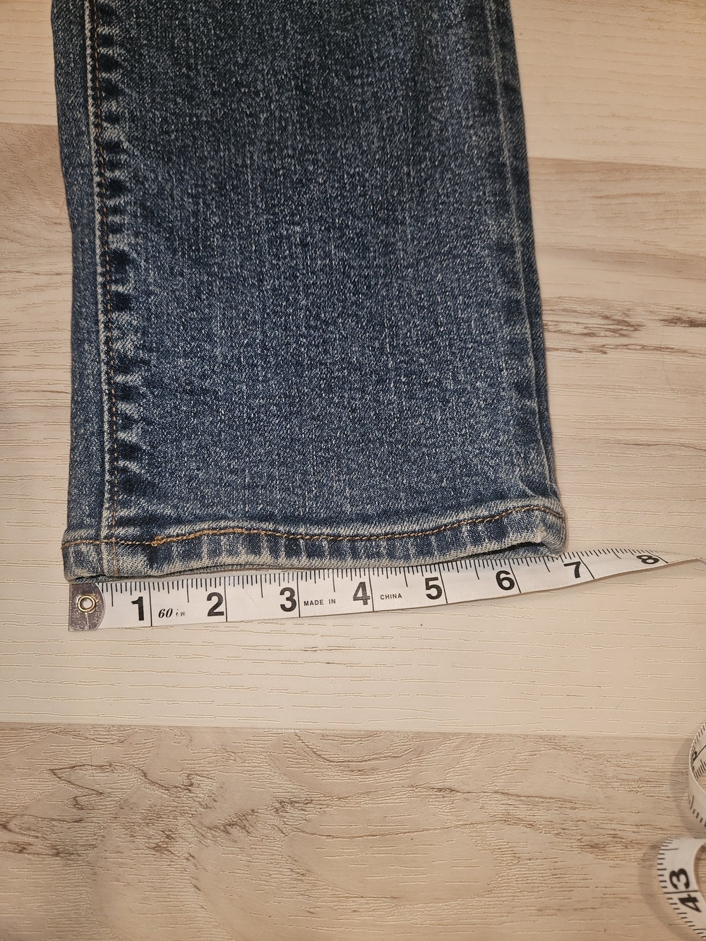 NWT Levi’s Women’s Straight Leg Jeans Medium Wash Button Fly 26x28 - Picture 6 of 8